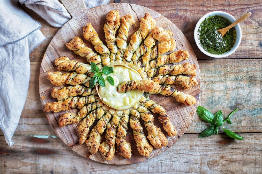 Sol hojaldrado con camembert y pesto